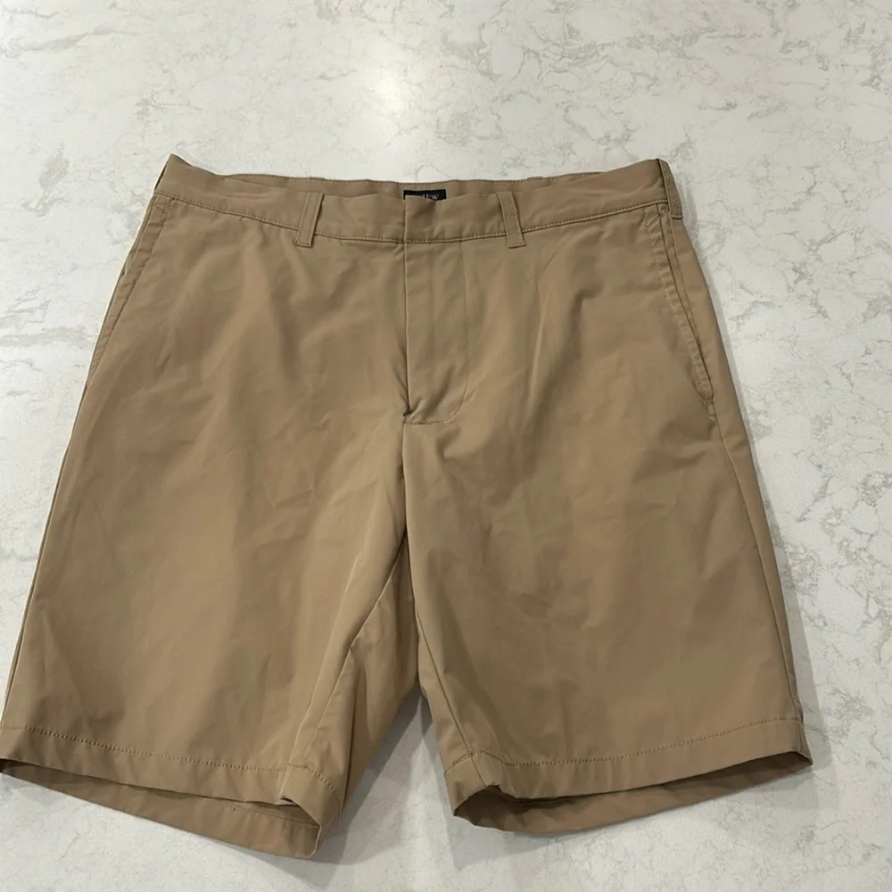 NWT J. Crew Men’s Tech Shorts 9'' Inseam Performance Classic Fit Khaki Size 31